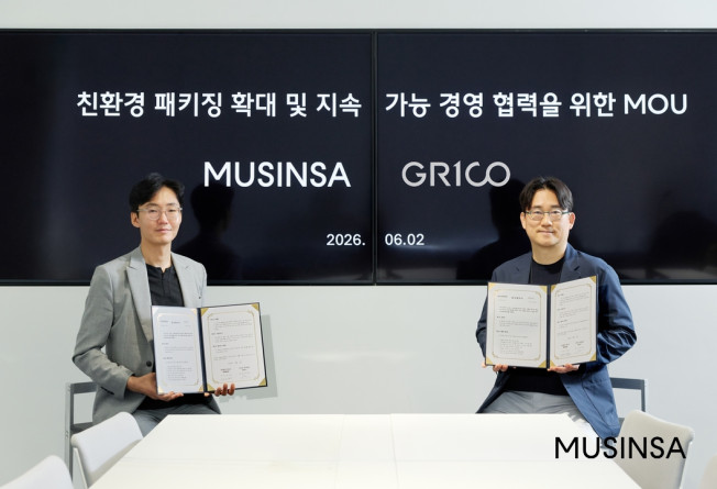 ▲조남성 무신사 대표(오른쪽)와 박재민 그리코 대표가 2일 진행된 업무협약식에서 기념사진을 촬영하는 모습. (사진제공=무신사)