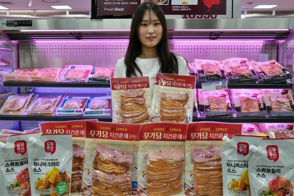 ▲서울시 송파구에 위치한 롯데마트 제타플렉스 잠실점에서 전소은 롯데마트·슈퍼 축산팀 상품기획자(MD)가 '무가당 치킨 훈제 슬라이스'를 홍보하고 있다. (사진제공=롯데마트)