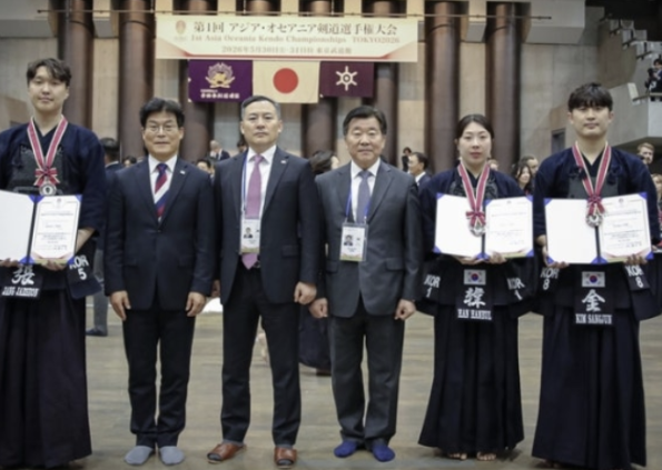 ▲아시아·오세아니아 검도선수권대회 입상 선수 및 대한 검도회 임원들이 기념촬영하고 있다. 왼쪽부터 장재선, 이순종 검도 국가대표선수단장, 조태용 대한검도회장, 신승호 대한검도회 국제업무위원장, 한하늘, 김상준 (대한검도회)