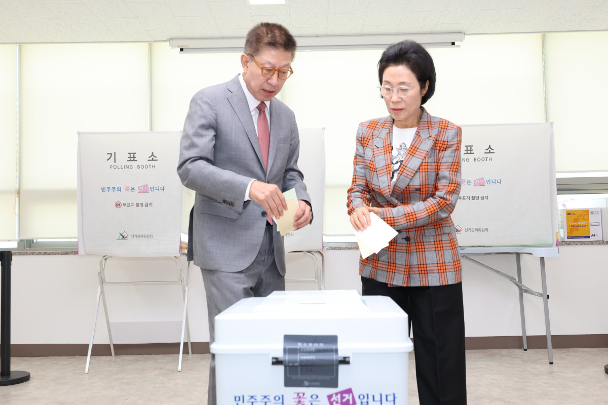 ▲박형준 국민의힘 부산시장 후보가 6·3 지방선거 본 투표일인 3일 부산 해운대구 투표소를 찾아 한 표를 행사하고 있다. (연합뉴스)
