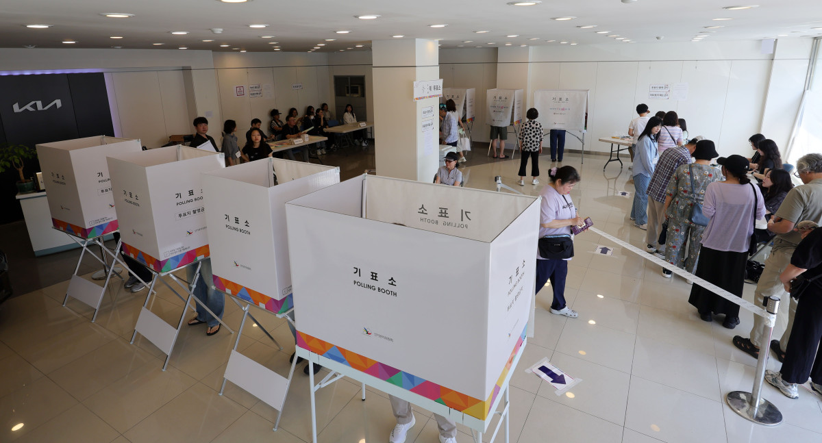 ▲제9회 전국동시지방선거일인 3일 서울 광진구 기아자동차 대공원대리점에 마련된 능동 제3투표소에서 유권자들이 투표하고 있다. (뉴시스)