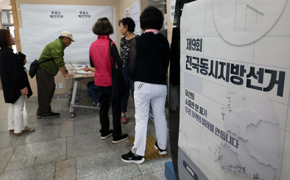 ▲6·3 지방선거 투표일인 3일 서울 동작구 상도4동 주민편의복합청사에 마련된 투표소를 찾은 시민들이 소중한 권리를 행사하고 있다. 신태현 기자 holjjak@