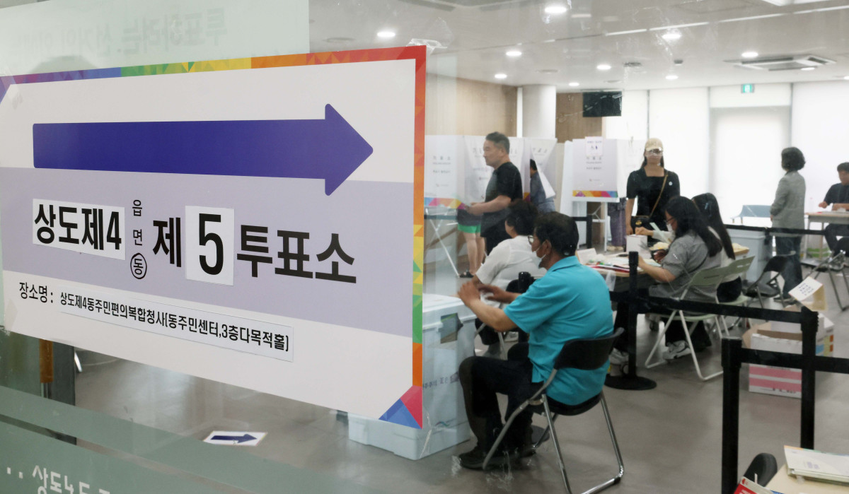 ▲6·3 지방선거 투표일인 3일 서울 동작구 상도4동 주민편의복합청사에 마련된 투표소를 찾은 시민들이 소중한 권리를 행사하고 있다. 신태현 기자 holjjak@