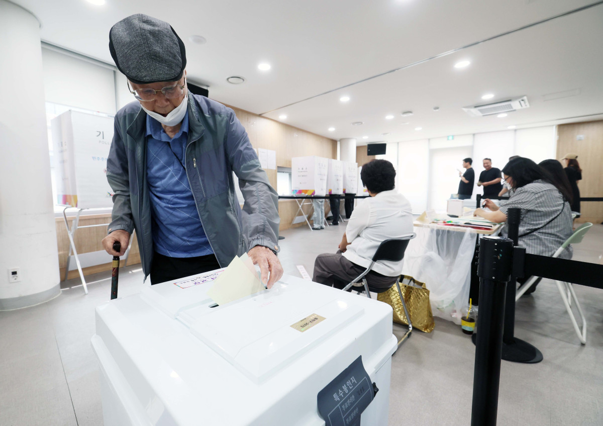 ▲6·3 지방선거 투표일인 3일 서울 동작구 상도4동 주민편의복합청사에 마련된 투표소를 찾은 시민들이 소중한 권리를 행사하고 있다. 신태현 기자 holjjak@