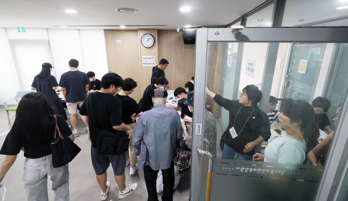 ▲6·3 지방선거 투표일인 3일 서울 동작구 상도4동 주민편의복합청사에 마련된 투표소를 찾은 시민들이 소중한 권리를 행사하고 있다. 신태현 기자 holjjak@
