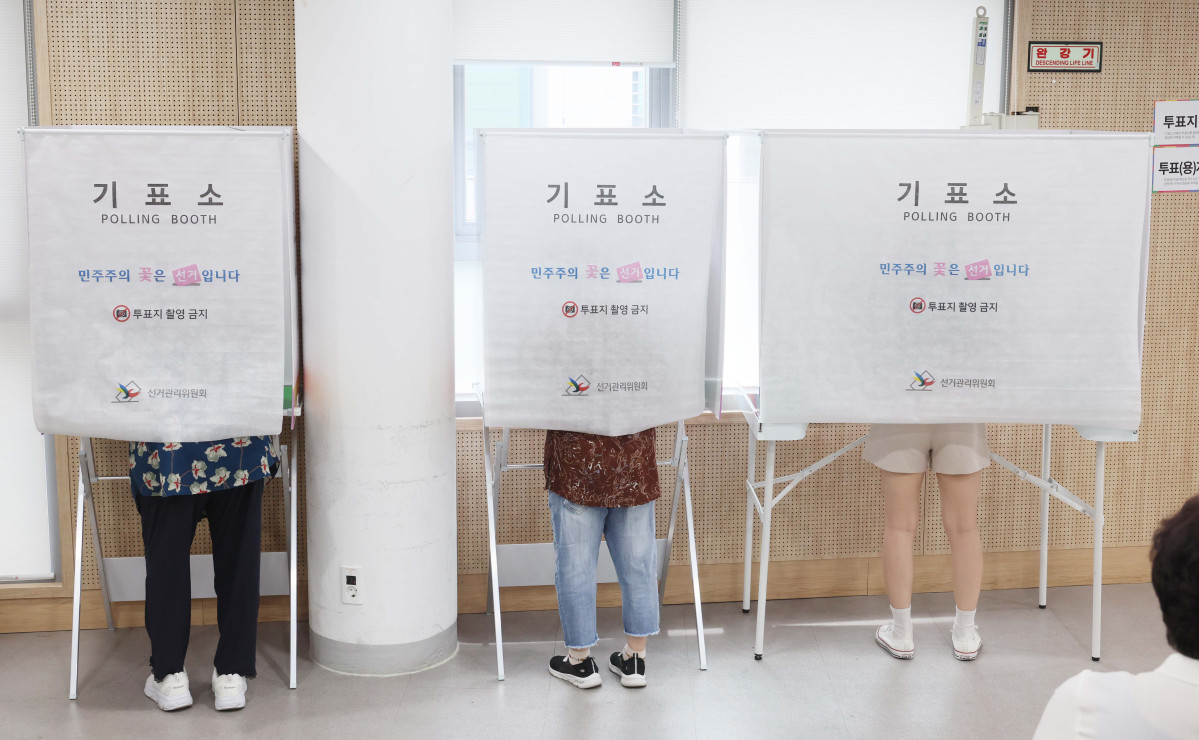 ▲6·3 지방선거 투표일인 3일 서울 동작구 상도4동 주민편의복합청사에 마련된 투표소를 찾은 시민들이 소중한 권리를 행사하고 있다. 신태현 기자 holjjak@