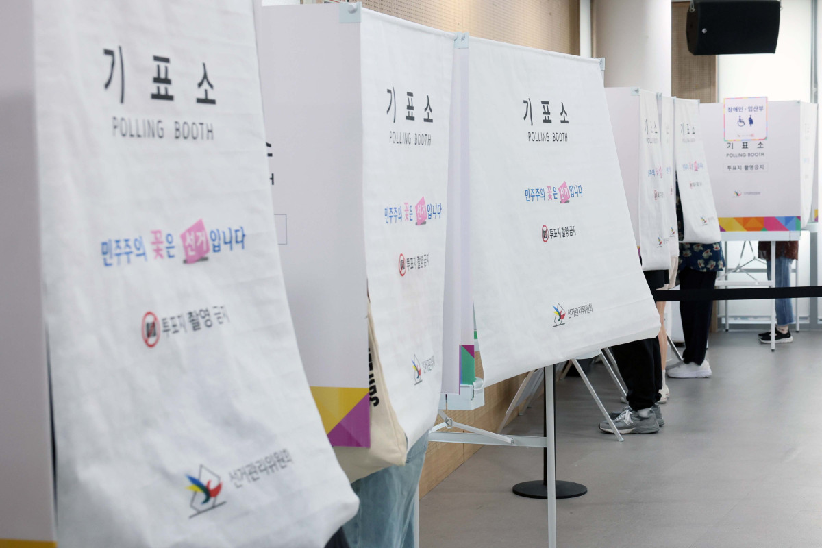 ▲6·3 지방선거 투표일인 3일 서울 동작구 상도4동 주민편의복합청사에 마련된 투표소를 찾은 시민들이 소중한 권리를 행사하고 있다. 신태현 기자 holjjak@