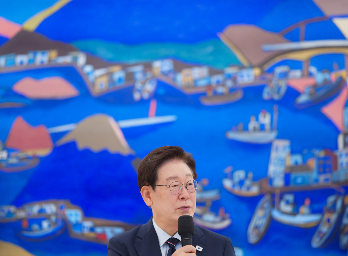 ▲이재명 대통령이 2일 청와대에서 한-아프리카 외교장관회의 참석차 방한한 아프리카 국가 및 국제기구 장관급 인사들과 만나 인사말을 하고 있다. (사진=연합뉴스)