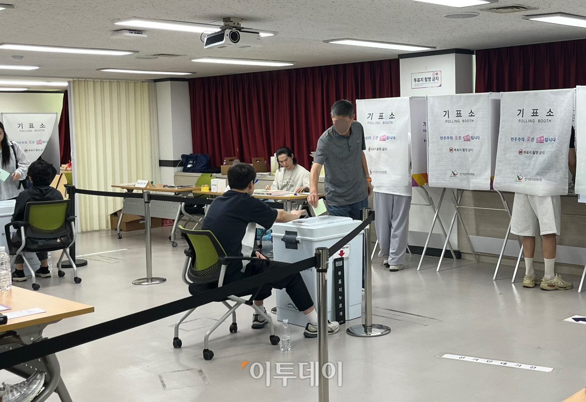 ▲제9회 전국동시지방선거 본투표일인 3일 서울 강남구 논현1동주민센터에서 유권자들이 투표하고 있다. (박진희 기자 jinhee12@)
