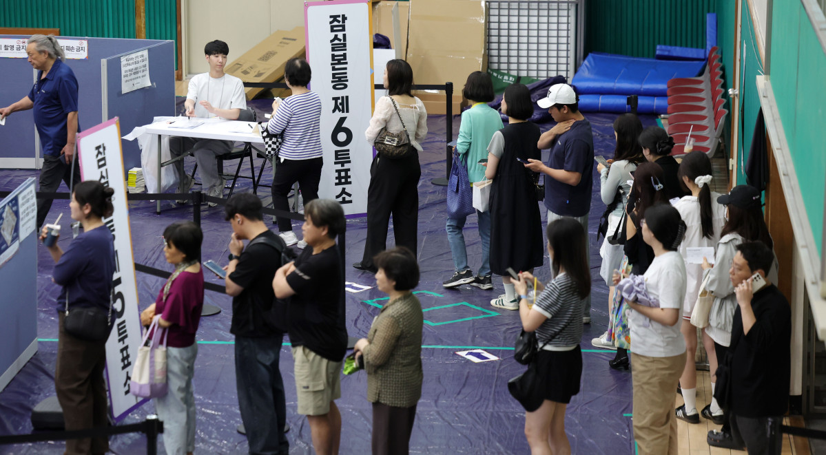 ▲제9회 전국동시지방선거 본투표일인 3일 서울 송파구 잠전초등학교 체육관에 마련된 잠실본동 제4·5·6투표소에서 유권자들이 투표하기 위해 줄을 서 있다. (뉴시스)