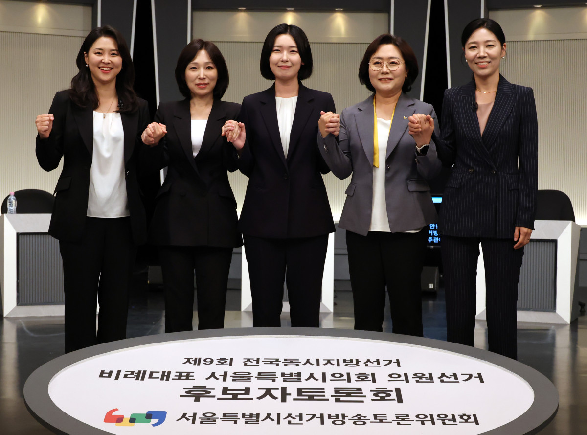 ▲지난달 26일 서울 여의도 KBS한국방송에서 열린 제9회 전국동시지방선거 비례대표 서울특별시의회 의원선거 후보자토론회에서 참석자들이 기념사진을 촬영하고 있다. 왼쪽부터 조국혁신당 한가선, 국민의힘 최원선, 더불어민주당 이인애, 정의당 김혜정, 개혁신당 김영임 후보. (사진=연합뉴스)