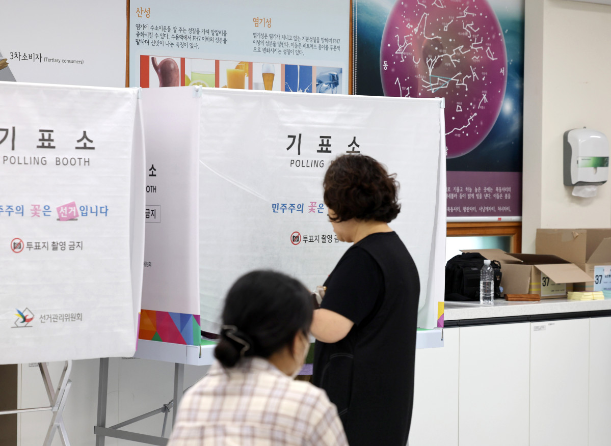 ▲6·3 지방선거 및 국회의원 재·보궐선거일인 3일 울산 남구의 한 초등학교 과학실에 마련된 삼호동 제4투표소에서 유권자들이 차례로 투표권을 행사하고 있다. (연합뉴스)