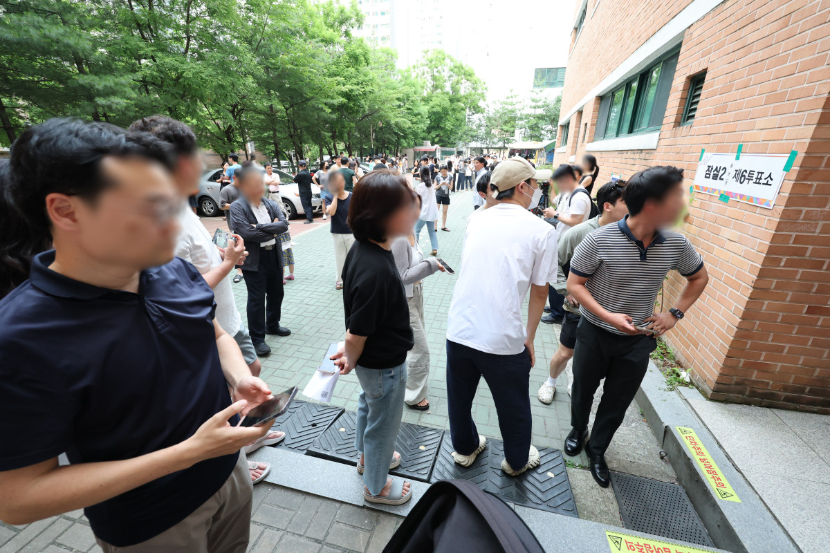 ▲6·3 지방선거 본투표일인 3일 서울 송파구 잠실2동 6투표소에서 투표용지 부족으로 유권자들이 대기하는 등 혼란이 빚어지고 있다. 사진=연합뉴스