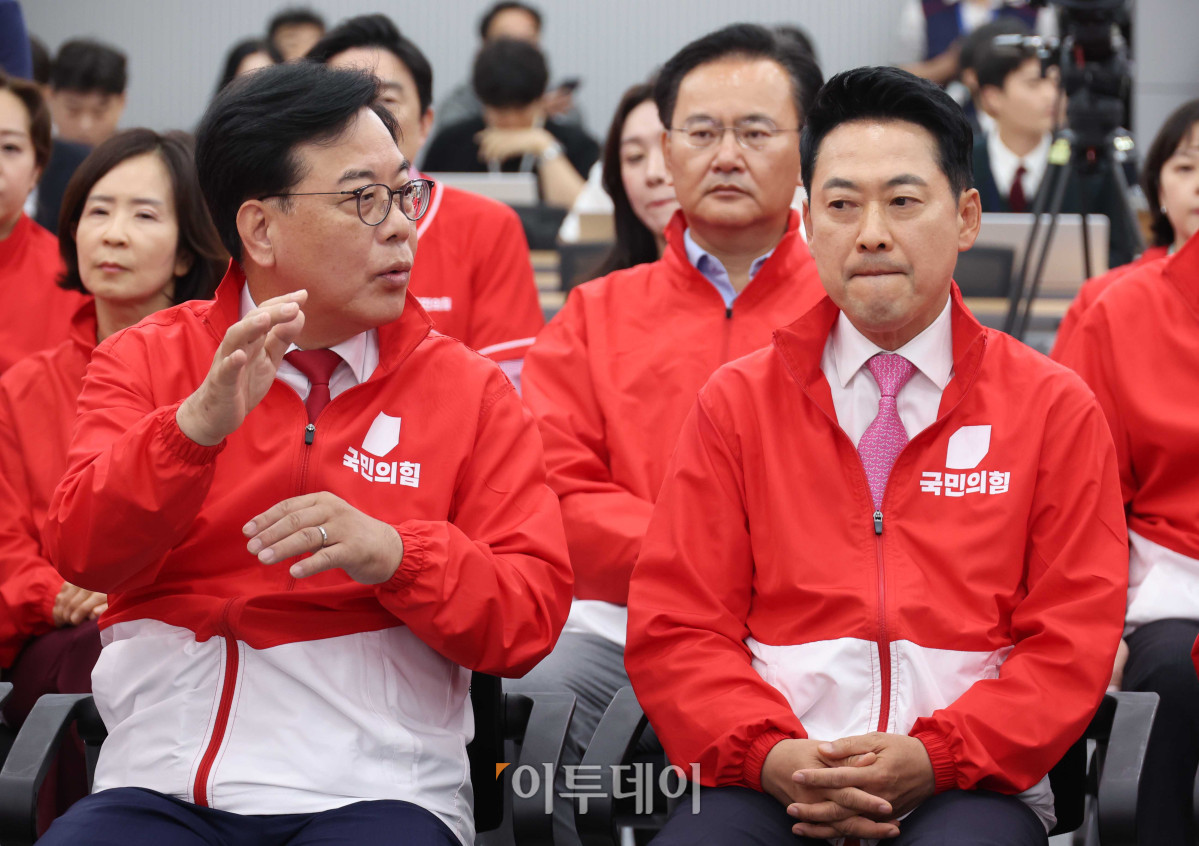▲장동혁 국민의힘 대표를 비롯한 지도부 및 의원, 당직자들이 3일 오후 서울 여의도 중앙당사에 마련된 개표상황실에서 지방선거 및 국회의원 보궐선거 출구조사 방송을 지켜보고 있다.