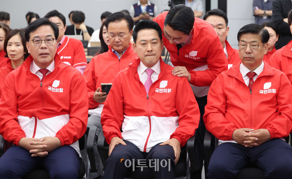 ▲장동혁 국민의힘 대표를 비롯한 지도부 및 의원, 당직자들이 3일 오후 서울 여의도 중앙당사에 마련된 개표상황실에서 지방선거 및 국회의원 보궐선거 출구조사 방송을 지켜보고 있다.