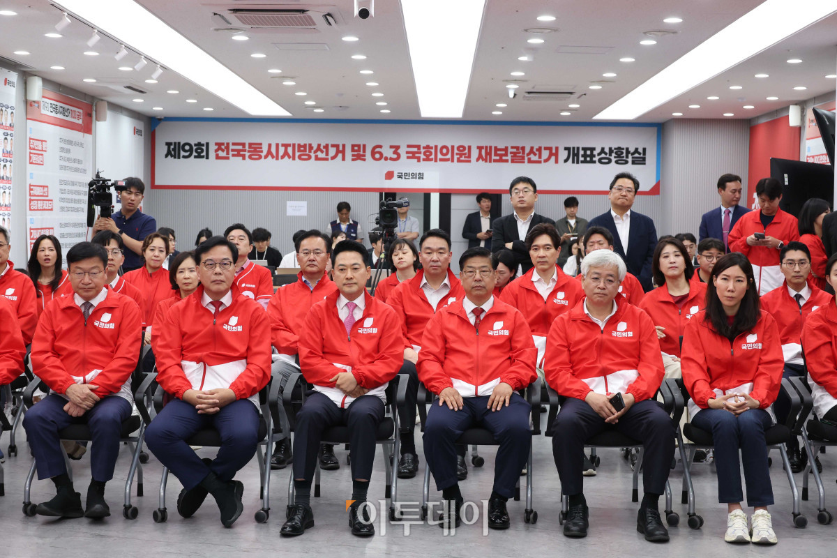 ▲장동혁 국민의힘 대표와 선거대책위원회 관계자들이 3일 오후 서울 여의도 중앙당사에서 6·3 지방선거와 재보궐선거 출구조사 결과 방송을 보고 있다.2026.06.03.