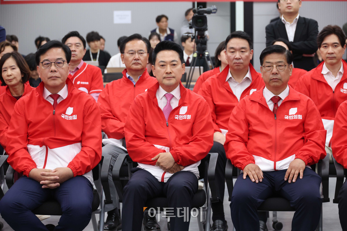 ▲장동혁 국민의힘 대표와 선거대책위원회 관계자들이 3일 오후 서울 여의도 중앙당사에서 6·3 지방선거와 재보궐선거 출구조사 결과 방송을 보고 있다.2026.06.03.