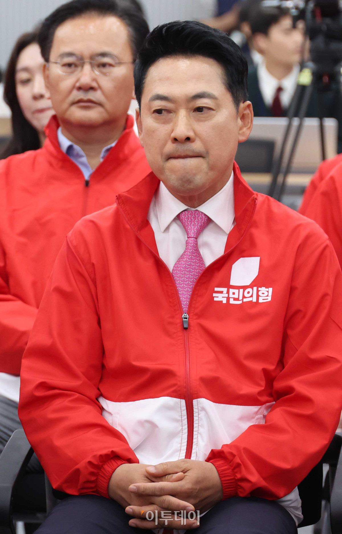 ▲장동혁 국민의힘 대표와 선거대책위원회 관계자들이 3일 오후 서울 여의도 중앙당사에서 6·3 지방선거와 재보궐선거 출구조사 결과 방송을 보고 있다.2026.06.03.