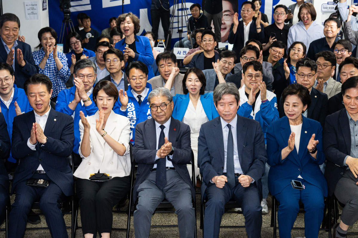 ▲6·3 지방선거일인 3일 서울 중구 태평빌딩에 마련된 정원오 더불어민주당 서울시장 후보 선거캠프에서 관계자들이 방송사 출구조사 결과가 발표되자 환호하고 있다. 신태현 기자 holjjak@