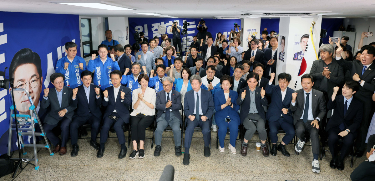 ▲6·3 지방선거일인 3일 서울 중구 태평빌딩에 마련된 정원오 더불어민주당 서울시장 후보 선거캠프에서 관계자들이 방송사 출구조사 결과가 발표되자 환호하고 있다. 신태현 기자 holjjak@