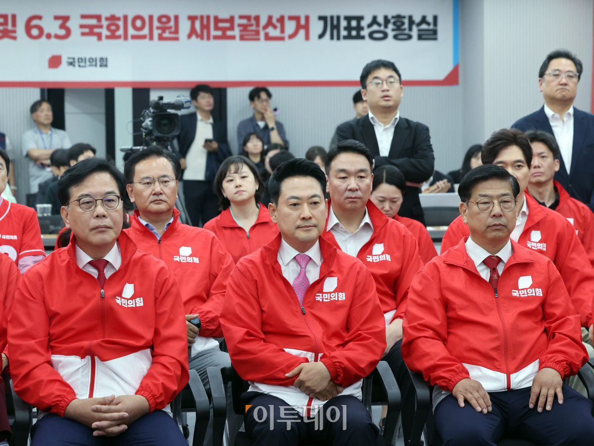 ▲장동혁 국민의힘 대표를 비롯한 지도부 및 의원, 당직자들이 3일 오후 서울 여의도 중앙당사에 마련된 개표상황실에서 지방선거 및 국회의원 보궐선거 출구조사 방송을 지켜보고 있다.