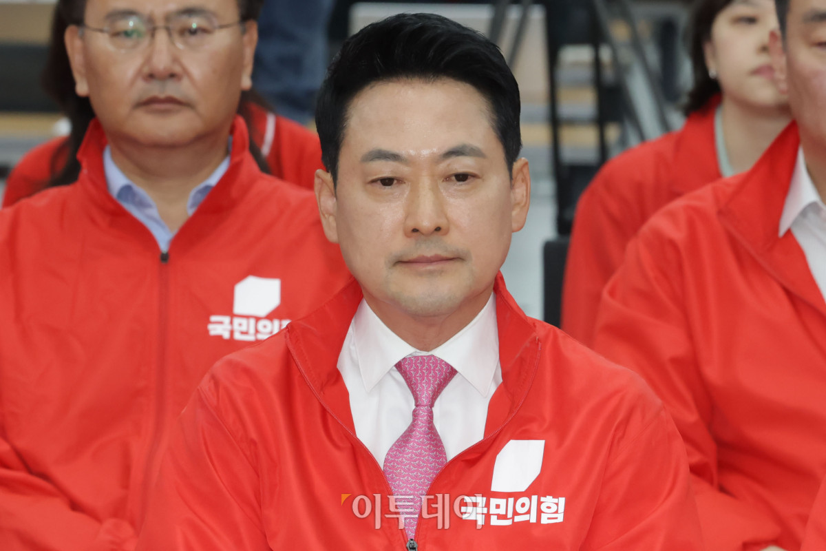 ▲장동혁 국민의힘 대표를 비롯한 지도부 및 의원, 당직자들이 3일 오후 서울 여의도 중앙당사에 마련된 개표상황실에서 지방선거 및 국회의원 보궐선거 출구조사 방송을 지켜보고 있다.