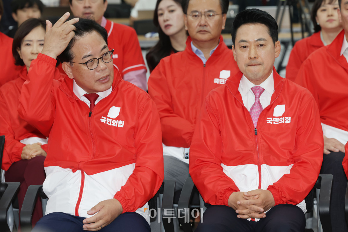 ▲장동혁 국민의힘 상임선거대책위원장과 송언석 공동선대위원장 등 공동선대위원장들이 3일 여의도 당사에 마련된 국민의힘 개표 상황실에서 제9회 전국동시지방선거 및 6.3 국회의원 재보궐선거 방송사 출구조사 결과를 보고 있다. 2026.06.03