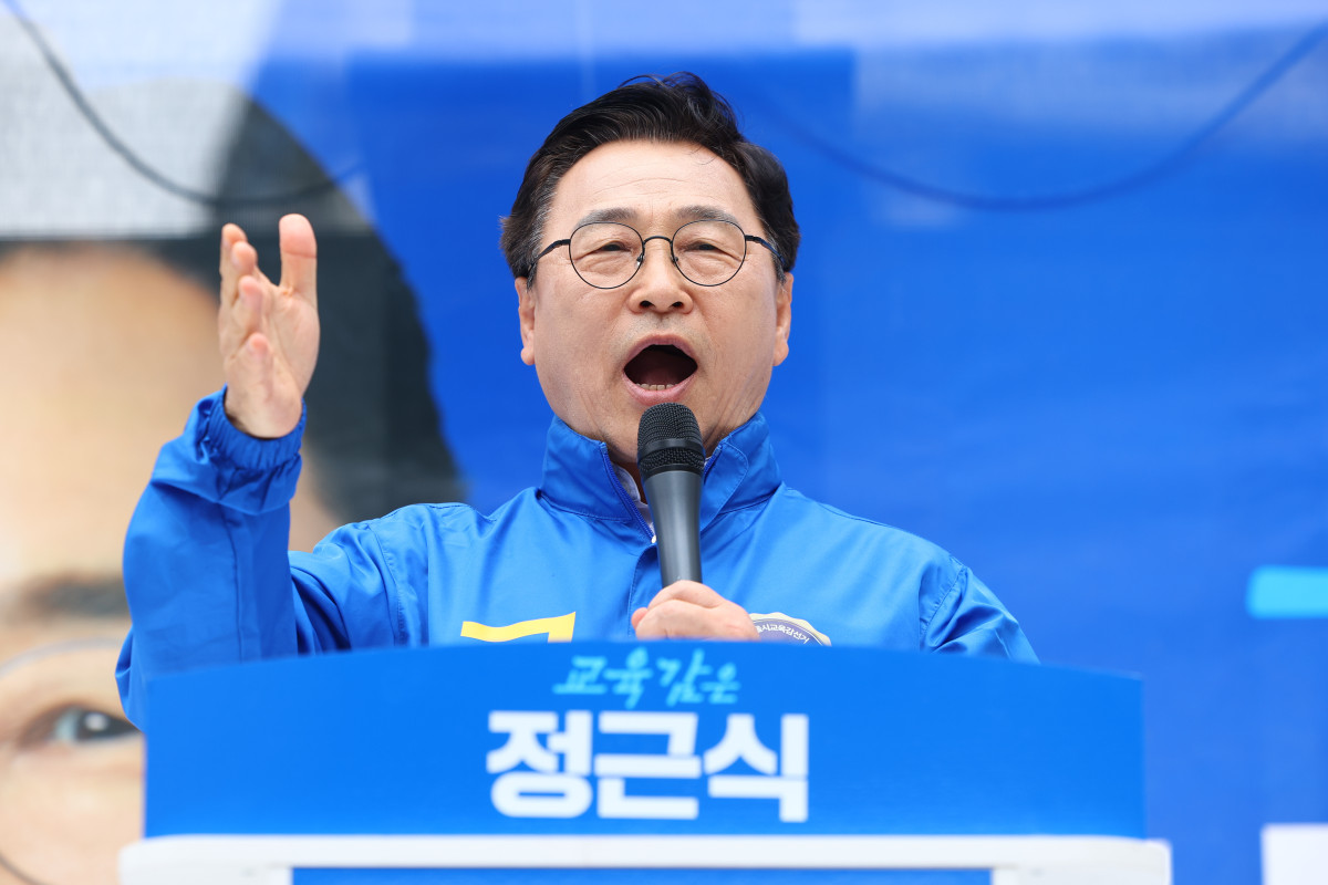 ▲정근식 서울시 교육감 후보가 21일 오후 서울 용산역 광장에서 열린 공식 선거운동 출정식에서 지지를 호소하고 있다. (뉴시스])