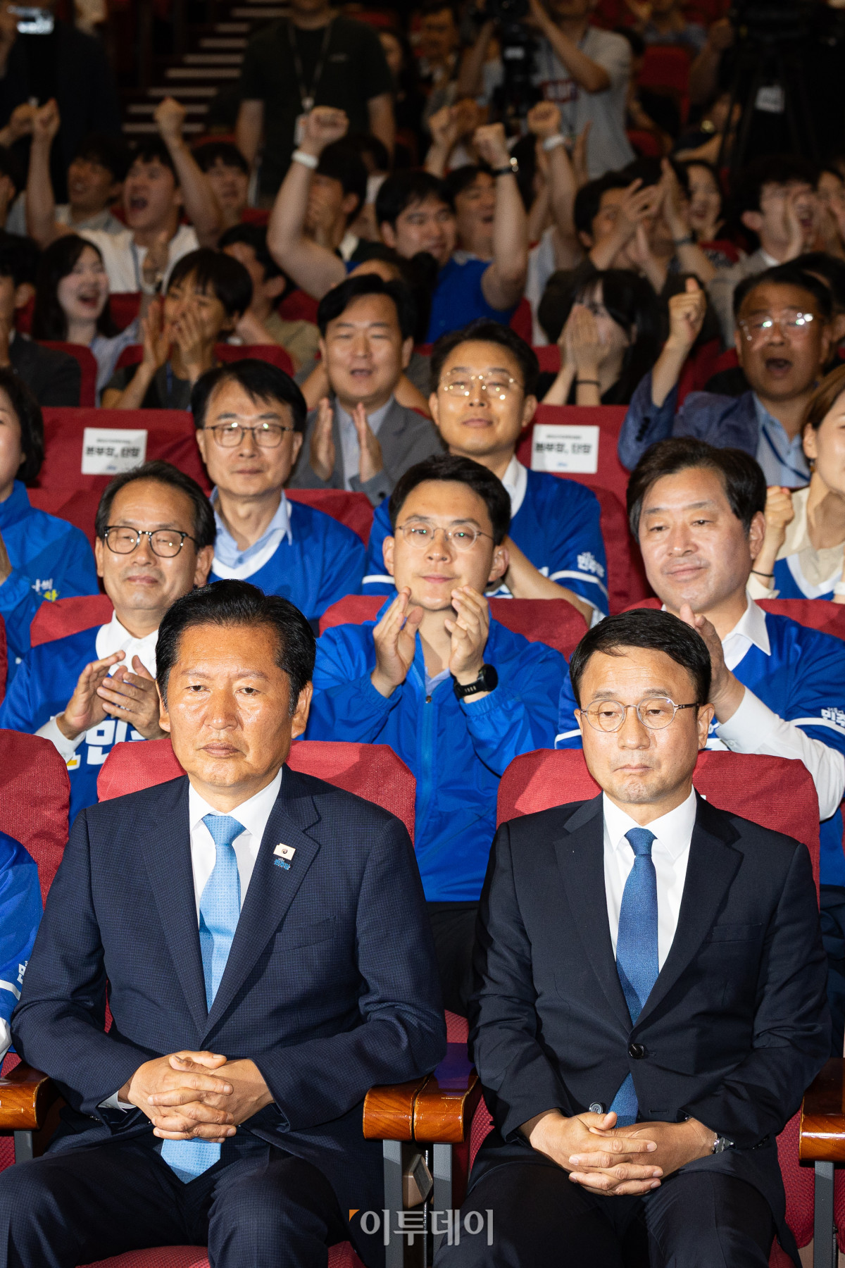 ▲정청래 더불어민주당 대표를 비롯한 선대위 지도부가 3일 서울 여의도 국회 의원회관에 마련된 제9회 전국동시지방선거 및 국회의원 재보궐 선거 개표종합상황실에서 출구조사 결과를 지켜보고 있다. 고이란 기자 photoeran@
