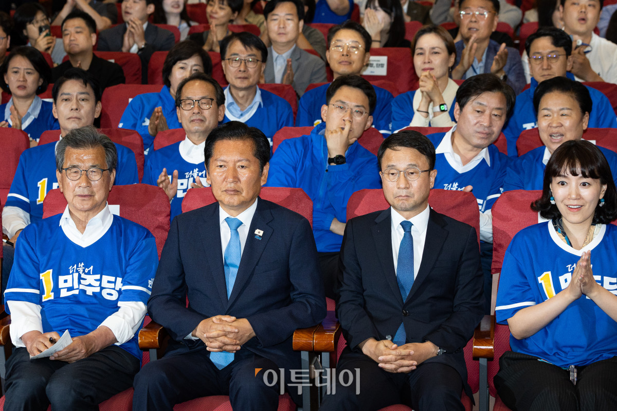 ▲정청래 더불어민주당 대표를 비롯한 선대위 지도부가 3일 서울 여의도 국회 의원회관에 마련된 제9회 전국동시지방선거 및 국회의원 재보궐 선거 개표종합상황실에서 출구조사 결과를 지켜보고 있다. 고이란 기자 photoeran@