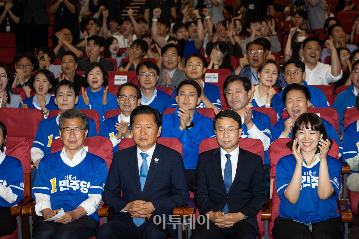 ▲정청래 더불어민주당 대표를 비롯한 선대위 지도부가 3일 서울 여의도 국회 의원회관에 마련된 제9회 전국동시지방선거 및 국회의원 재보궐 선거 개표종합상황실에서 출구조사 결과를 지켜보고 있다. 고이란 기자 photoeran@