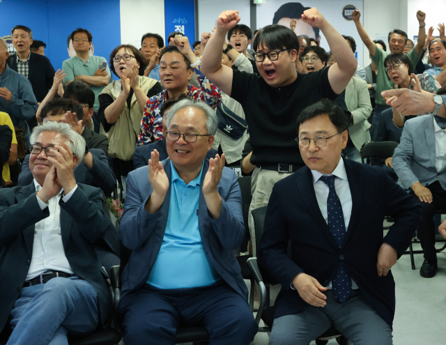 ▲제9회 전국동시지방선거가 치러진 3일 정근식 서울시 교육감 후보가 서울 종로구 안국동 본인의 선거 사무실에서 투표 출구조사 결과 방송을 시청하고 있다. (연합뉴스)