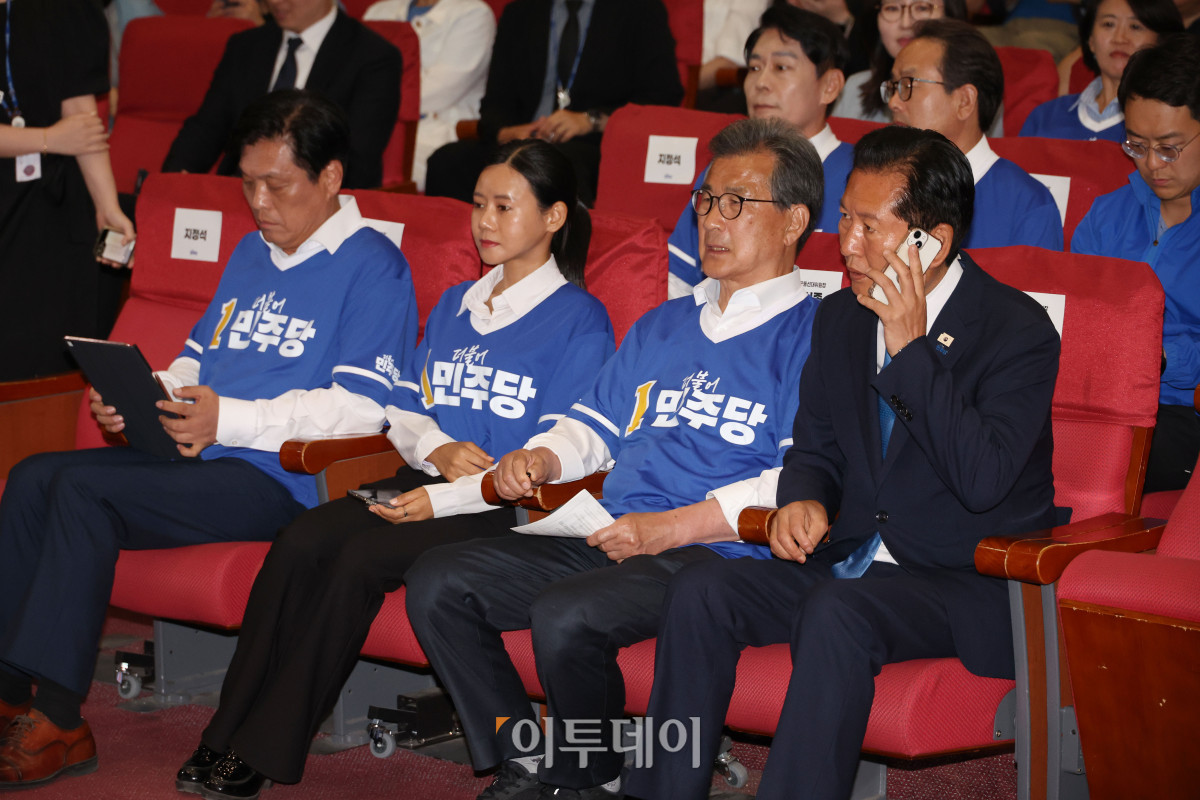 ▲정청래 더불어민주당 대표가 3일 서울 여의도 국회 의원회관에 마련된 제9회 전국동시지방선거 및 국회의원 재보궐 선거 개표종합상황실에 전화를 받고 있다. 고이란 기자 photoeran@