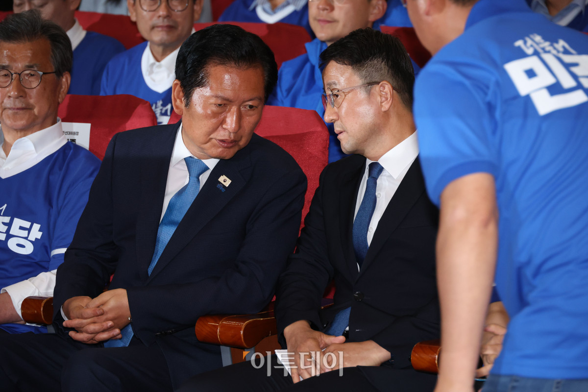 ▲정청래(가운데) 더불어민주당 대표와 한병도 원내대표가 3일 서울 여의도 국회 의원회관에 마련된 제9회 전국동시지방선거 및 국회의원 재보궐 선거 개표종합상황실에서 대화하고 있다. 고이란 기자 photoeran@