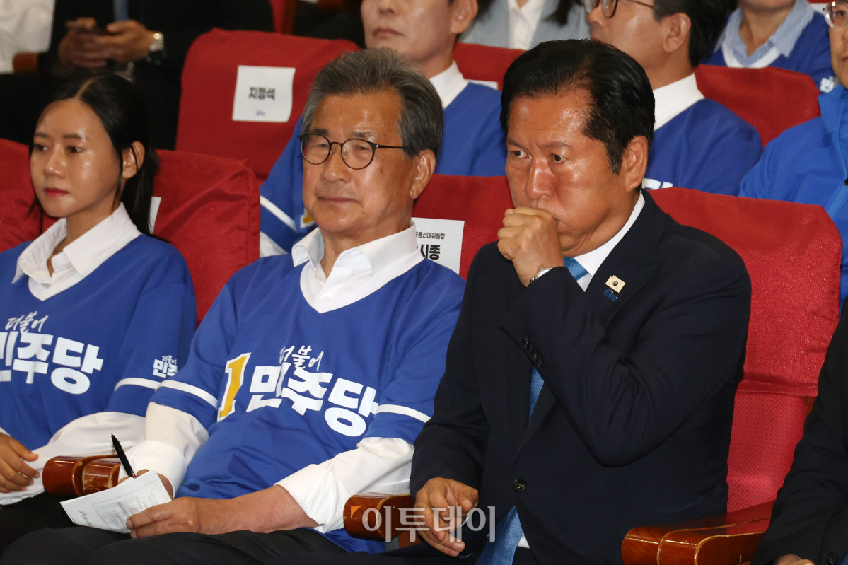 ▲정청래(오른쪽) 더불어민주당 대표를 비롯한 선대위 지도부가 3일 서울 여의도 국회 의원회관에 마련된 제9회 전국동시지방선거 및 국회의원 재보궐 선거 개표종합상황실에서 방송사 출구조사 결과를 보고 있다. 고이란 기자 photoeran@