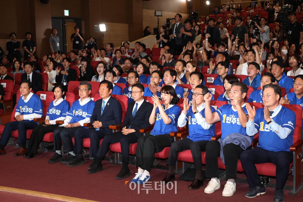 ▲정청래 더불어민주당 대표와 한병도 원내대표를 비롯한 선대위 지도부가 3일 서울 여의도 국회 의원회관에 마련된 제9회 전국동시지방선거 및 국회의원 재보궐 선거 개표종합상황실에서 방송사 출구조사 결과를 보고 있다. 고이란 기자 photoeran@