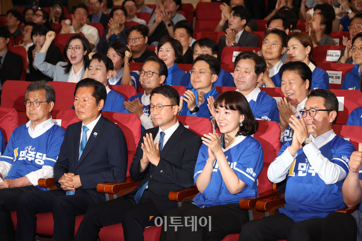 ▲정청래 더불어민주당 대표와 한병도 원내대표를 비롯한 선대위 지도부가 3일 서울 여의도 국회 의원회관에 마련된 제9회 전국동시지방선거 및 국회의원 재보궐 선거 개표종합상황실에서 방송사 출구조사 결과를 보고 있다. 고이란 기자 photoeran@