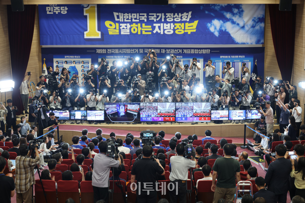▲정청래 더불어민주당 대표와 한병도 원내대표를 비롯한 선대위 지도부가 3일 서울 여의도 국회 의원회관에 마련된 제9회 전국동시지방선거 및 국회의원 재보궐 선거 개표종합상황실에서 방송사 출구조사 결과를 보고 있다. 고이란 기자 photoeran@