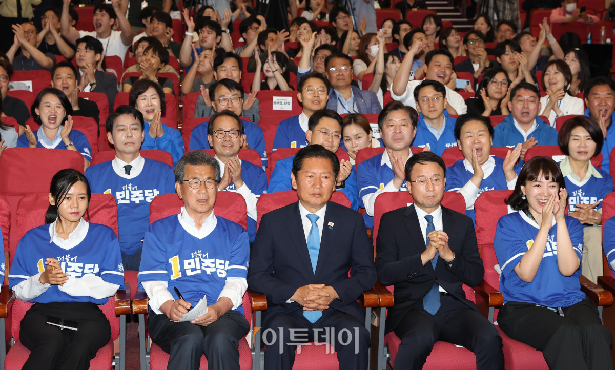 ▲정청래 더불어민주당 대표와 한병도 원내대표 및 당 관계자들이 3일 서울 여의도 국회 의원회관에 마련된 제9회 전국동시지방선거 개표상황실에서 예측조사 결과 발표를 지켜보고 있다.
