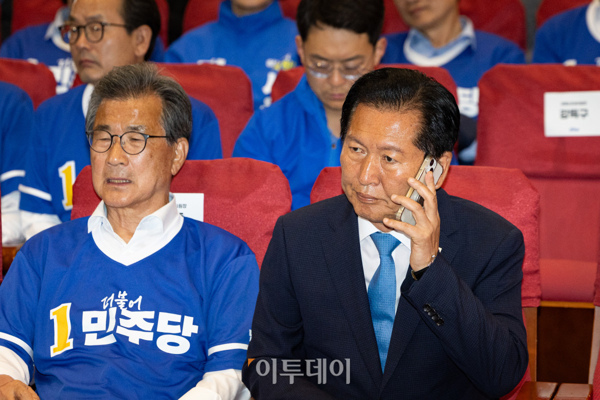 ▲정청래 더불어민주당 대표가 3일 서울 여의도 국회 의원회관에 마련된 제9회 전국동시지방선거 및 국회의원 재보궐 선거 개표종합상황실에서 출구조사 결과를 기다리며 전화 통화를 하고 있다.