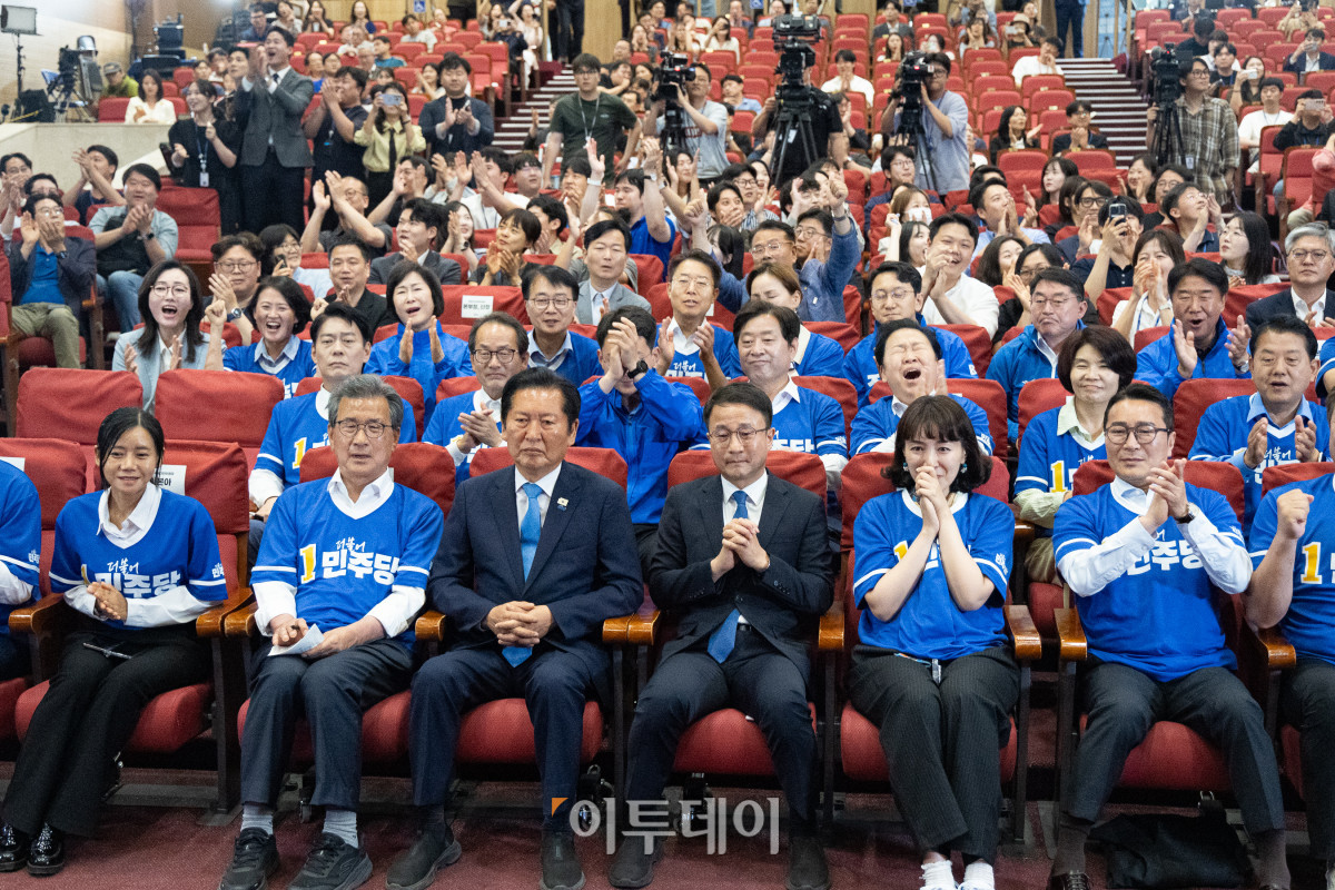 ▲정청래 더불어민주당 대표를 비롯한 선대위 지도부가 3일 서울 여의도 국회 의원회관에 마련된 제9회 전국동시지방선거 및 국회의원 재보궐 선거 개표종합상황실에서 출구조사 결과를 지켜보고 있다.