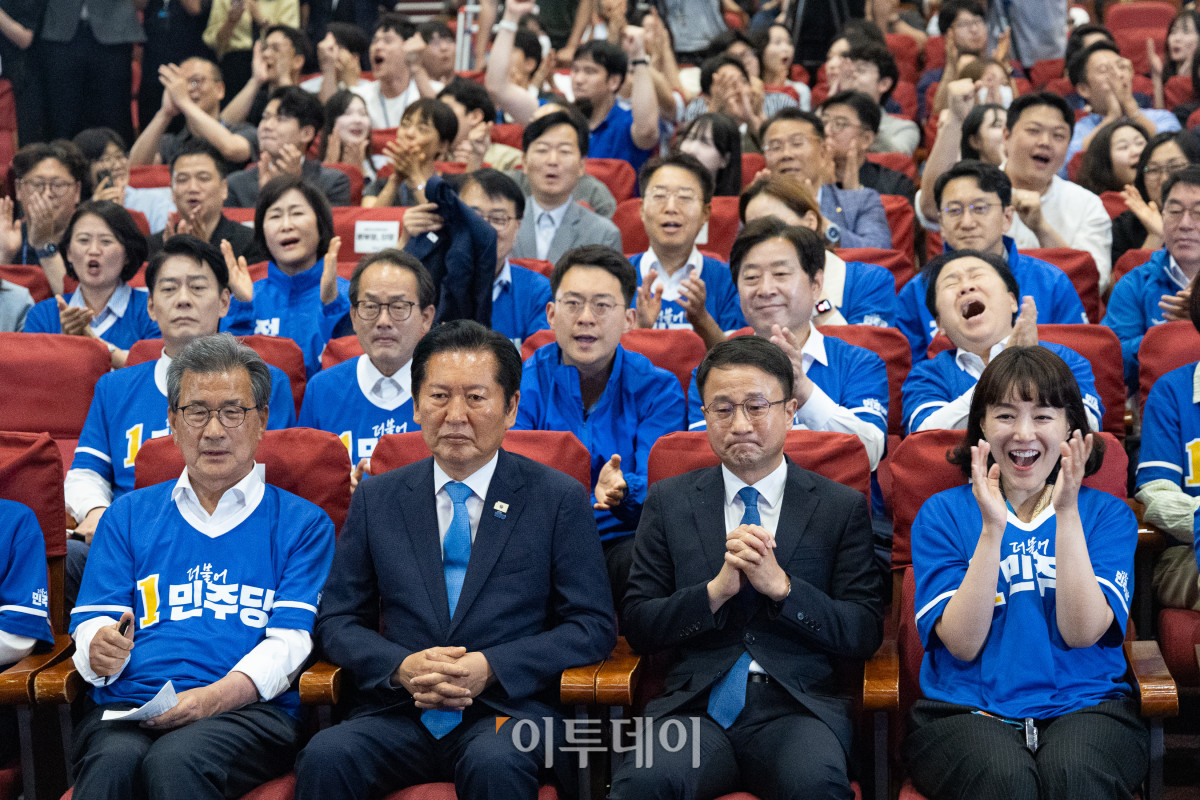 ▲정청래 더불어민주당 대표를 비롯한 선대위 지도부가 3일 서울 여의도 국회 의원회관에 마련된 제9회 전국동시지방선거 및 국회의원 재보궐 선거 개표종합상황실에서 출구조사 결과를 지켜보고 있다.