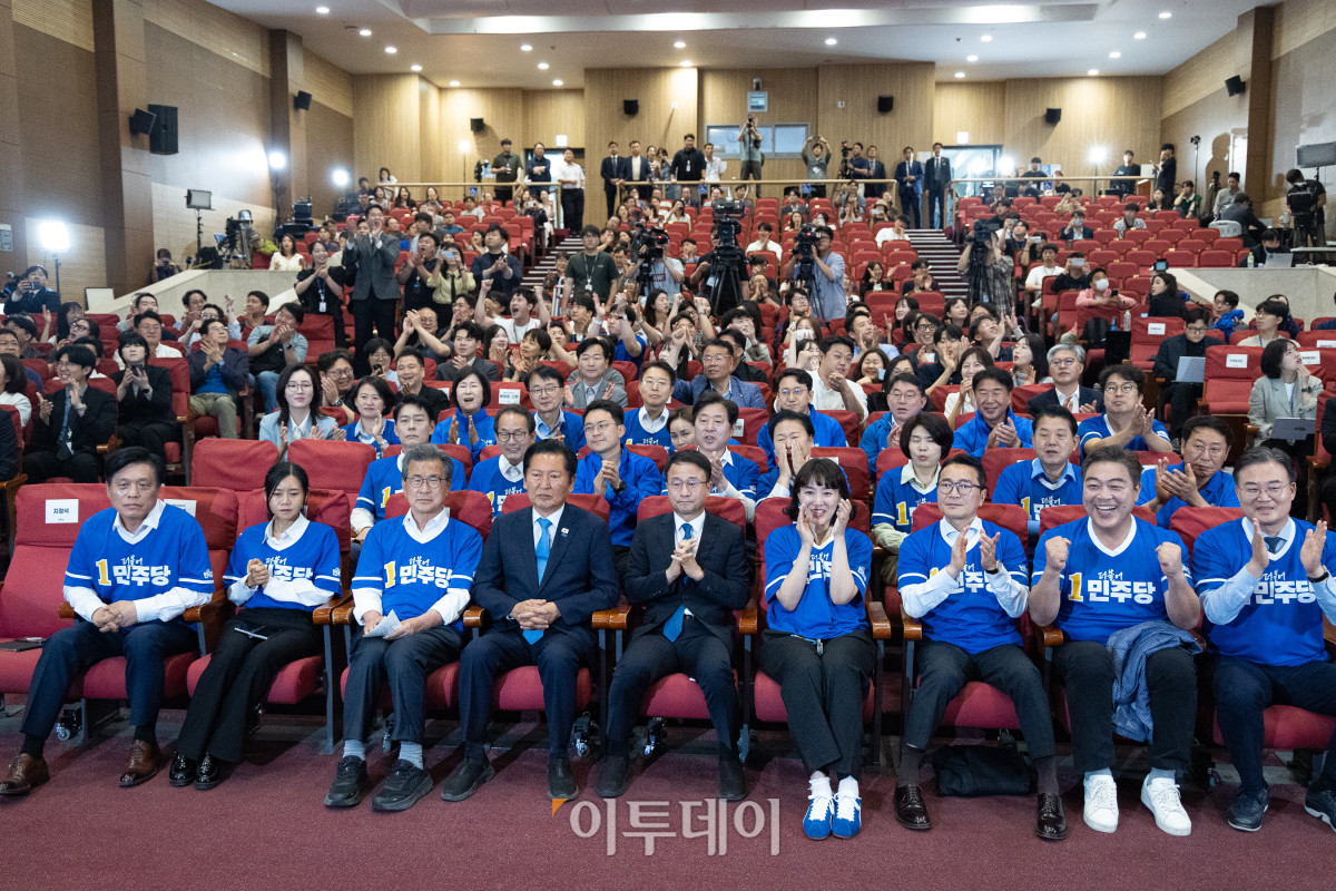 ▲정청래 더불어민주당 대표를 비롯한 선대위 지도부가 3일 서울 여의도 국회 의원회관에 마련된 제9회 전국동시지방선거 및 국회의원 재보궐 선거 개표종합상황실에서 출구조사 결과를 지켜보고 있다.