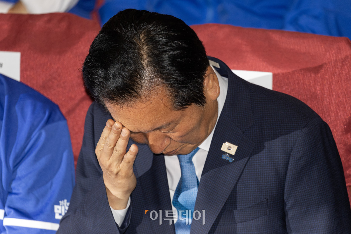 ▲더불어민주당 정청래 총괄상임선대위원장이 3일 서울 여의도 국회에 마련된 제9회 전국동시지방선거 개표상황실에서 출구조사 결과발표 방송을 시청하다 머리를 만지고 있다. 2026.06.03