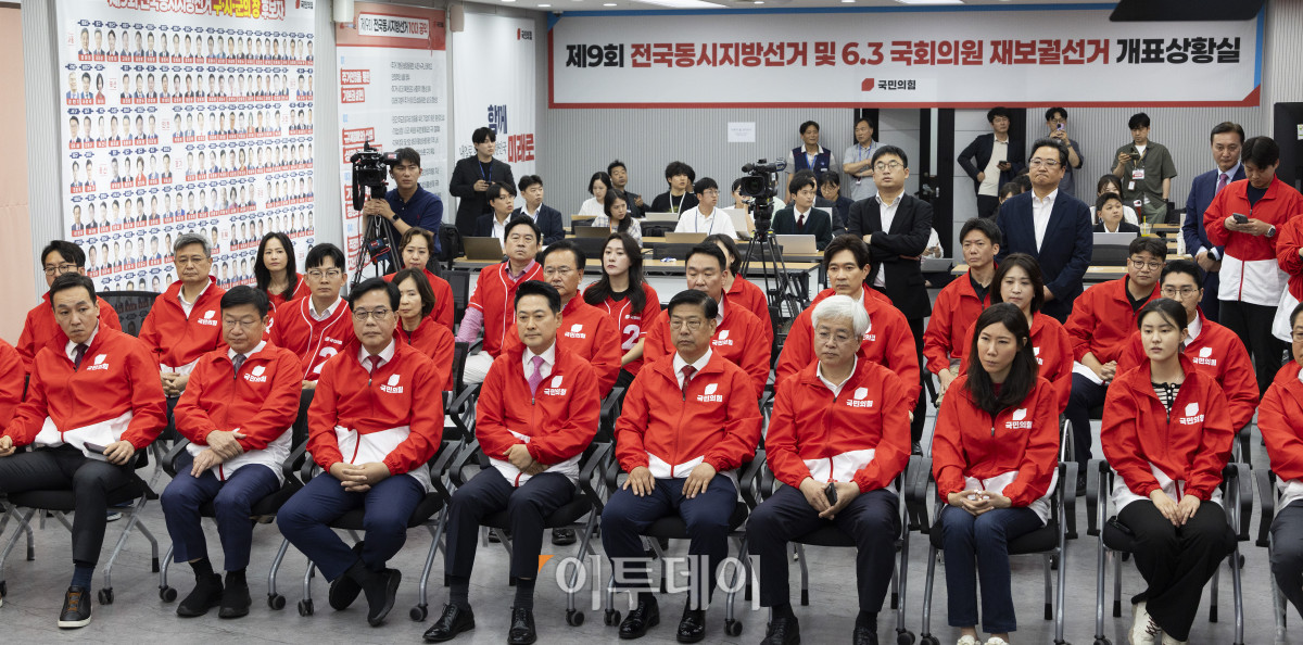 ▲장동혁 국민의힘 상임선거대책위원장과 송언석 공동선대위원장등 당 지도부가 3일 여의도 국민의힘 당사에 마련된 개표상황실에서 방송사 출구조사 발표 후 굳은 표정을 짓고 있다. 사진=고이란 기자