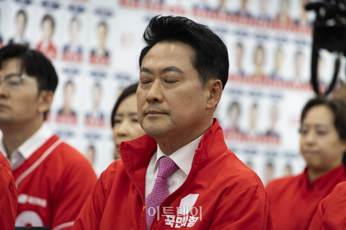 ▲장동혁 국민의힘 상임선거대책위원장이 3일 여의도 국민의힘 당사에 마련된 개표상황실에서 방송사 출구조사 발표 후 눈을 감고 있다. 국회사진기자단