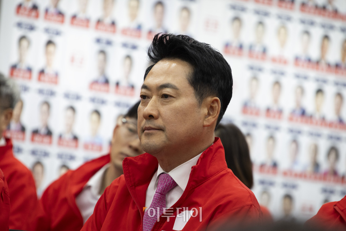 ▲장동혁 국민의힘 상임선거대책위원장이 3일 여의도 당사에 마련된 국민의힘 개표 상황실에서 제9회 전국동시지방선거 및 6.3 국회의원 재보궐선거 방송사 출구조사 결과를 보고 있다. 국회사진기자단