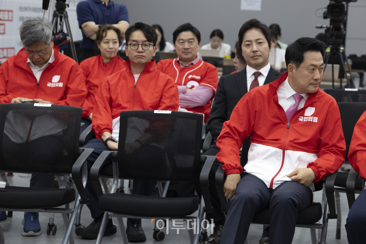 ▲장동혁 국민의힘 상임선거대책위원장이 3일 여의도 국민의힘 당사에 마련된 개표상황실에서 방송사 출구조사를 굳은 표정으로 보고 있는 가운데  공동선대위원장들의 자리가 비어 있다. 국회사진기자단