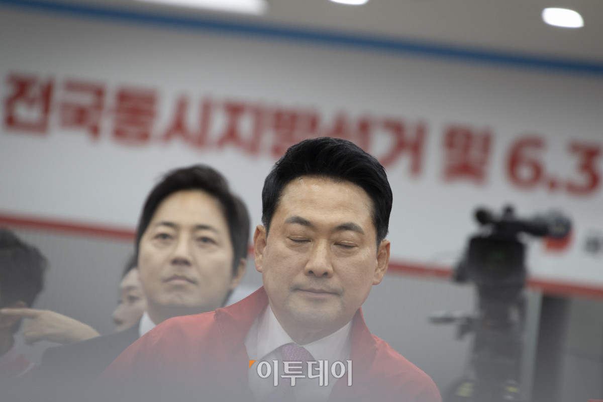 ▲장동혁 국민의힘 상임선거대책위원장이 3일 여의도 국민의힘 당사에 마련된 개표상황실에서 방송사 출구조사 발표 후 굳은 표정을 짓고 있다. 국회사진기자단
