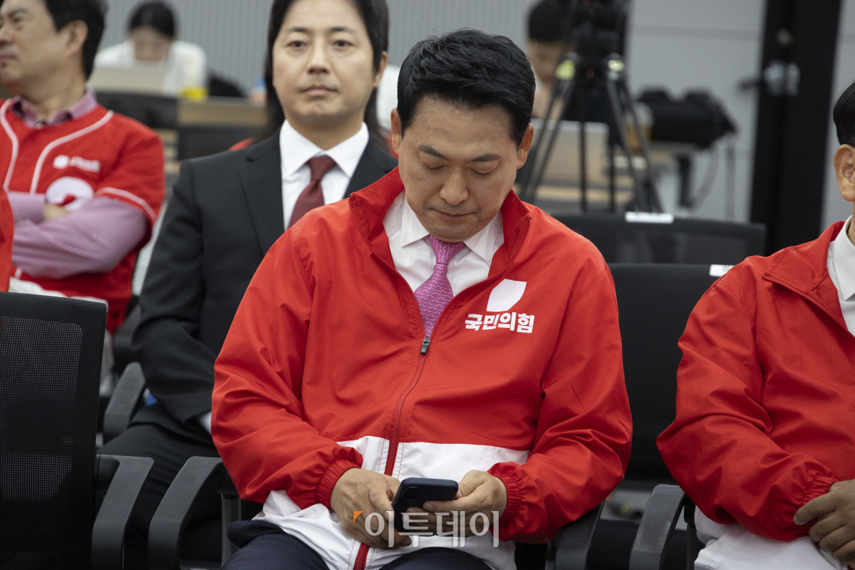 ▲장동혁 국민의힘 상임선거대책위원장이 3일 여의도 국민의힘 당사에 마련된 개표상황실에서 방송사 출구조사 발표 후 굳은 표정으로 스마트폰을 보고 있다. 2026.06.03
